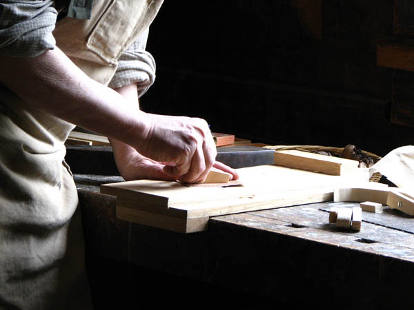 Nuestro equipo de profesionales cuenta  con muchos años de contrastada <strong>experiencia</strong> en el sector de la <strong>carpintería de madera en Espolla</strong>.